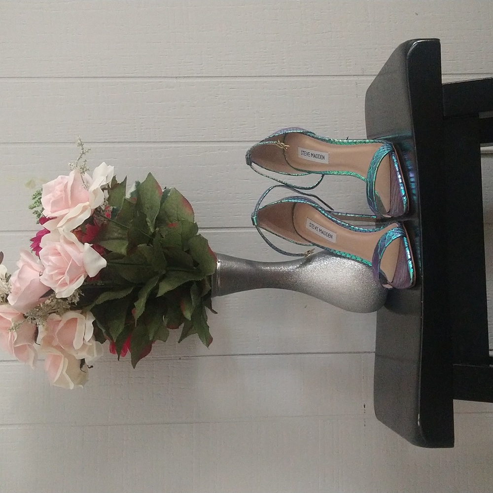 A Steve Madden Leather Upper Made in Brazil heels Size 7